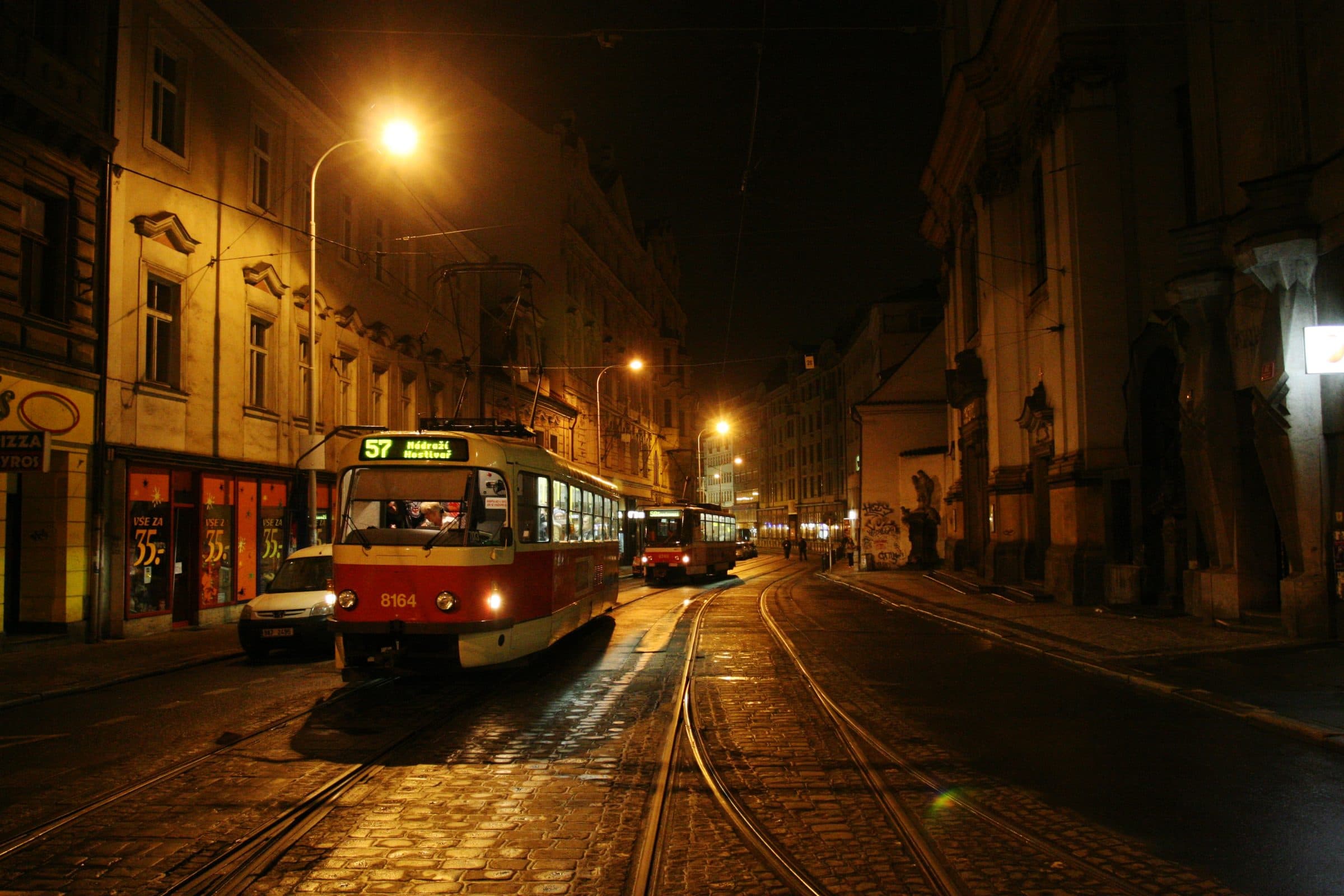 Noční ulice v centru Prahy