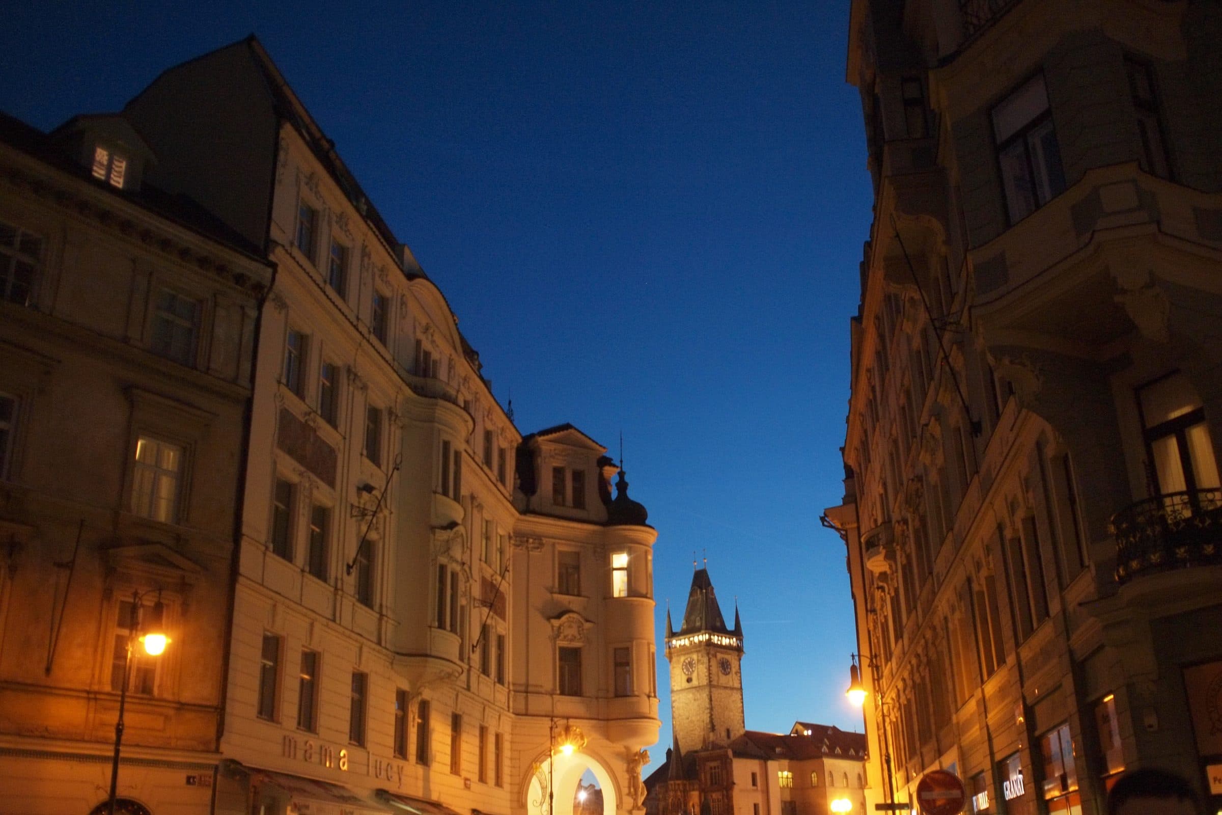 Pražská ulice s historickými domy za soumraku
